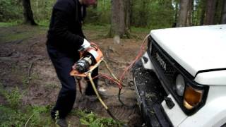 Переносная лебёдка Cтократ STO SN 6.0 S тянет TLC70 по скользкой колее.