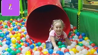 Большой бассейн с разноцветными шариками. Играем. The big pool with balls. We play.