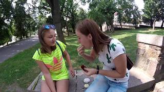 На что готова девушка за 100 рублей . Съела три цветка!