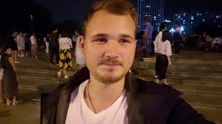 КАК ТАНЦУЮТ ПОЖИЛЫЕ ЛЮДИ В КИТАЕ. "ТАНЦУЮЩИЕ БАБУЛЬКИ" /// НИКИТА ТИХОНОВ