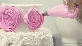 Confeitando o bolo com Rosas de chantilly (passo a passo) - Emilia Leiko
