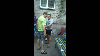 Вырубил! !! Уличная драка дома  Махач 2019  Онлайн Реальная драка