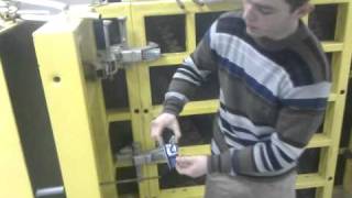 Монтаж пружинного зажима для опалубки.