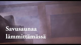 Savusaunaa Lämmittämässä
