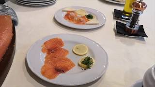 Come tagliare un salmone e servirlo a tavola, il video tutorial
