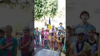 Маленькі діти щиро співають Гімн України. Дівички-2019