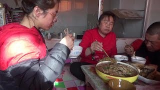 【農民大黑】海帶米線湯配燉魚真香！雪花調侃黑爸啥？黑媽忍不住的先笑場了