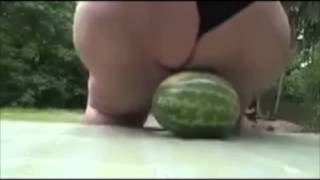 LINDA CHICA GORDA APLASTANDO SANDIA CON SU ENORME CULO