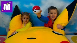 Ловим Покемон Go! Челлендж на машинах / Мальчики против девочек  /Игрушки Pokemon из МакДональдс