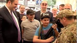 შს მინისტრმა რუსთაველის გამზირზე მოწყობილი გამოფენები დაათვალიერა