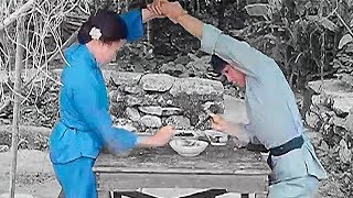 Мать учит сына кунг фу во время еды | Mother teaches her son kung fu while eating