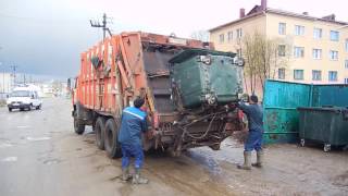 РОССИЙСКИЙ КАМАЗ МУСОРОВОЗ.Как собирают службы мусор.