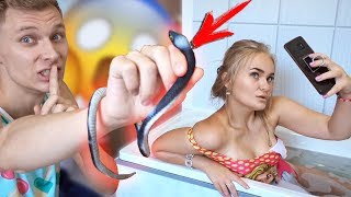 ЗМЕЯ В ВАННОЙ ПРАНК! СЕСТРЕ НЕКУДА БЕЖАТЬ!