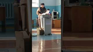 Выборы 2021. Члены УИК возле урны. Бишкек. №7258