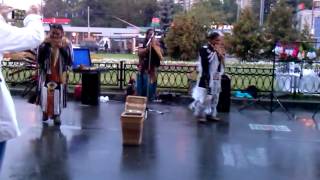 Индейцы поют и танцуют около метро Проспект Вернад