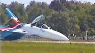 Russian Knights - Su-27 landing without gear, SIAD 1997