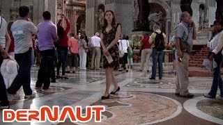 Schnell ein Photo ... und weiter! Tourists in St. Peter Basilica, Rome (time-lapse)