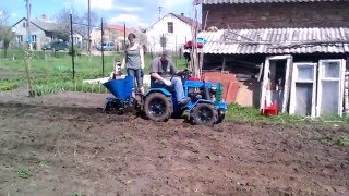 Міні трактор Козачок - посадка картоплі (дуже коротко)(весна 2016)).