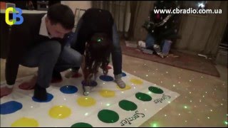 Cаша и Таня  играют(игра) в твистер  (Twister) мастеркласc