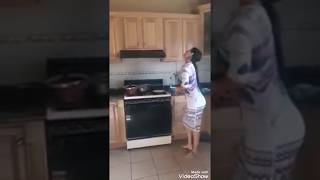 Hermosa mujer de honduras cocinando para su esposo ,mira cuanta sensualidad.
