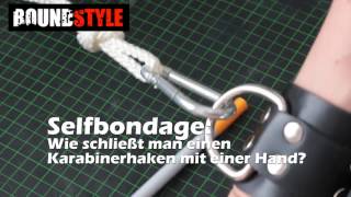 Selfbondage: Wie fesselt man sich selbst? Karabinerhaken mit einer Hand schließen.