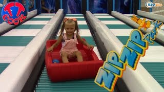 Игрушка Покойо и Ярослава в Зип Зип Парке (Zip Zip Park) - Прыгаем на батутах Часть 1. Pocoyo Toys