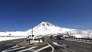 北海道 冬季通行止めの知床横断道路を走る雪壁バス 2011/04/09
