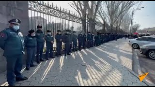 Митинг оппозиции возле парламента Армении на проспекте Баграмяна