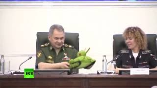 Сергею Шойгу подарили вязаный танк