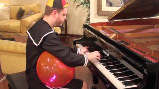 Kiko toca Músicas do Chaves no piano