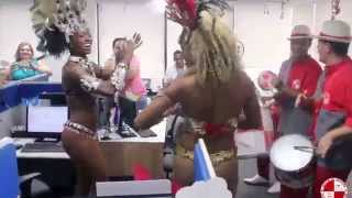 Ação de pré Carnaval dentro do escritório Show com Mulata e Bateria Escola de Samba Apito de Mestre