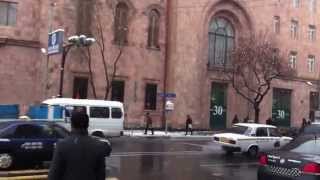 Ձյունը լցնում են մարդկանց գլխին