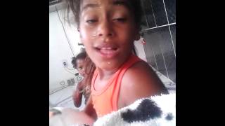 MENINA BRIGUENTA
