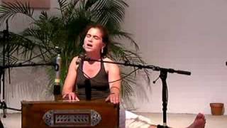 Om Purnamidah Purnamidam - Mantra-Singen mit Kavita