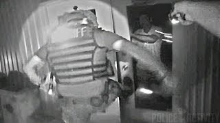 Texas Cops Picking a Lock And Breaking Down Door Without Warrant