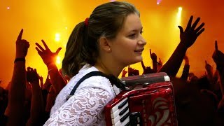 ТУЧИ В ГОЛУБОМ ❤️Очаровательная ДЕВУШКА очень красиво ПОЕТ под аккордеон ❤️The girl on the accordion
