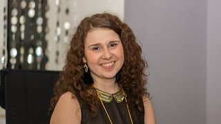 Красивая девушка на вечеринке знакомств ЛавСешн отзыв