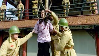 日軍抓住共軍女兵就要處死，卻不知道自己的腳下早已被共軍布滿地雷，剛動手就被炸飛！