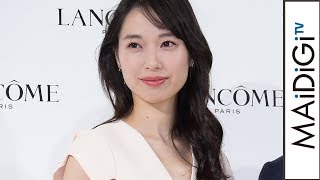 戸田恵梨香、深Vネックで輝く美肌　「ランコム」新製品発表会