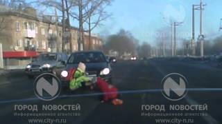 В Новокузнецке автоледи сбила двух девочек на пешеходном переходе и поехала дальше