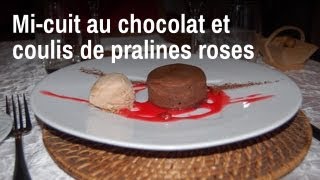 Recette de chef : Mi-cuit au chocolat et coulis de pralines roses
