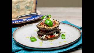 Millefoglie di melanzane, crumble di salsiccia, salsa di pomodoro, Gorgonzola piccante e basilico