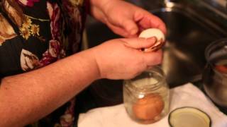 Почистить яйцо за 10 секунд -how to guickla peela boiled egg in a glassof watee