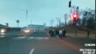 ДТП - Мини джип сбил группу пешеходов в Владивостоке...
