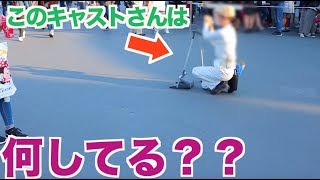 【不思議？】しゃがんでじっとするキャストさん。実は...