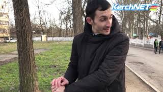 Керчь: горожанин сам ремонтирует дорогу