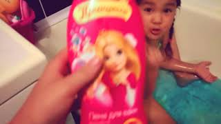 СИНИЯ ВОДА!!!/КУПАЕМСЯ/ТЕСТИРУЕМ ПРИНЦЕССУ ПЕННА ДЛЯ ВАННЫ