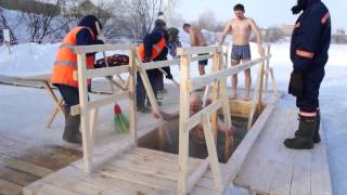 Купание в проруби на озере Спартак (Новосибирск). Крещение 2016