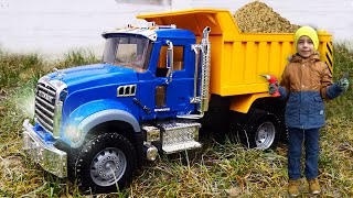 Экскаватор JCB загрузил песок в самосвал Но грузовик Bruder сломался | Toys 2 Boys