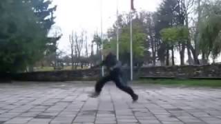 Классно танцует!  Сто раз смотрел.